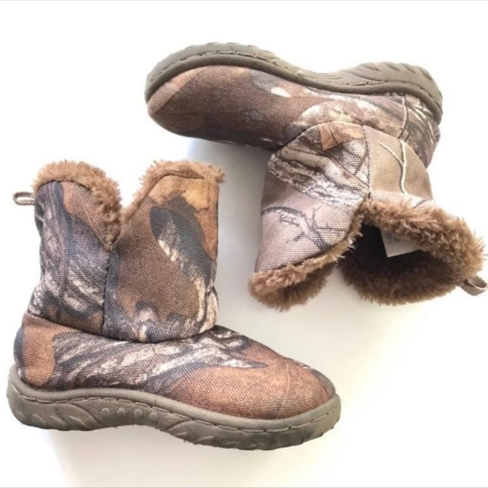 Realtree camouflage kids size small ( 5/6) boots